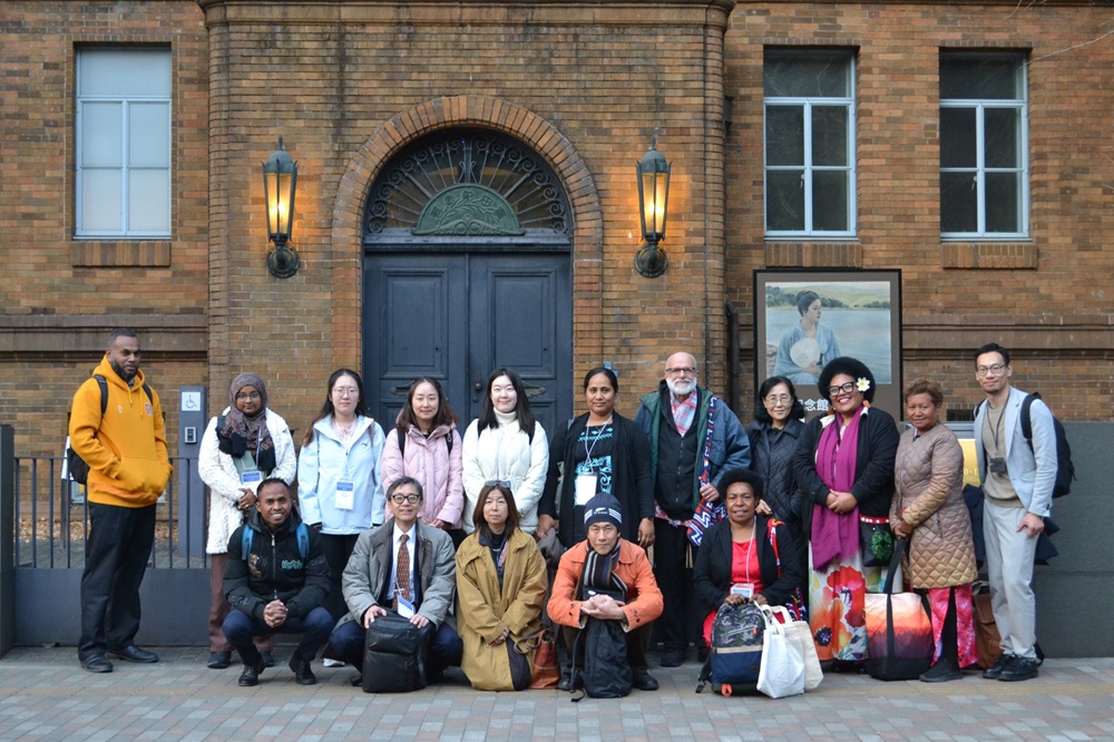 SIDS地域東京会合の会場である黒田記念館前での参加者の集合写真(2026年2月5日)