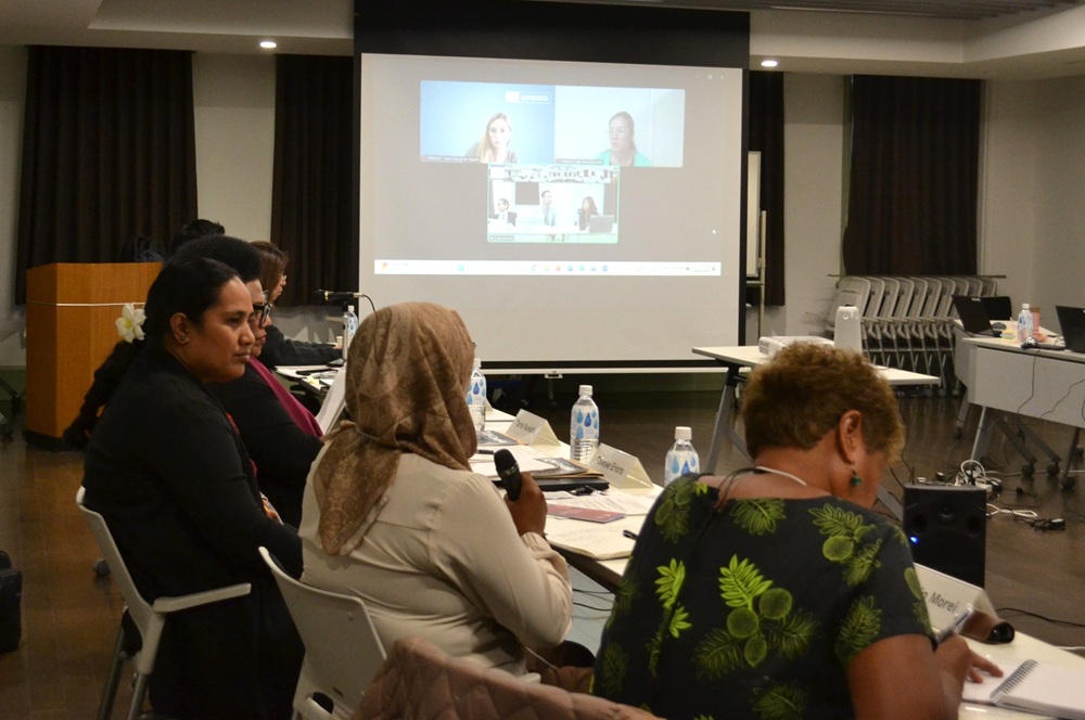 SIDS地域東京会合2日目:ユネスコ・アピア事務所の代表者がオンラインで参加したハイブリッド形式による議論の様子(2026年2月6日)