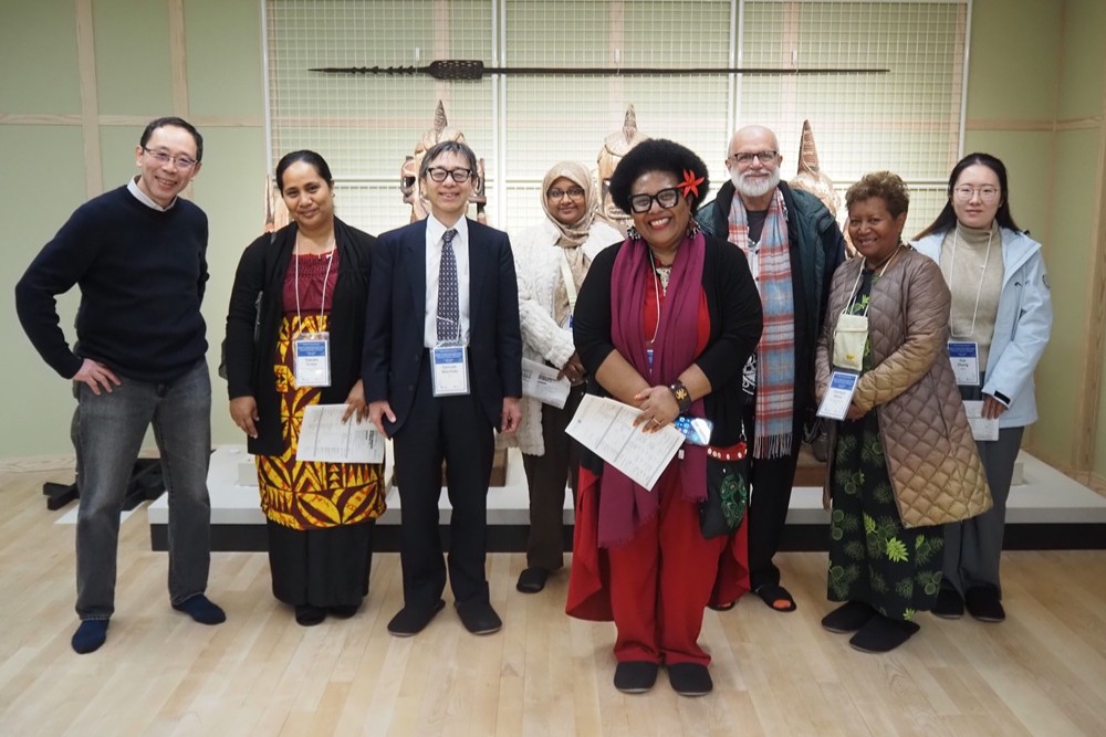 慶應義塾ミュージアム・コモンズへのエクスカーションでの参加者によるメラネシア民俗資料の見学(2026年2月6日)