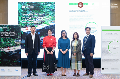 Launch of the publication of case studies, with the representatives of CRIHAP, IRDR, UNESCO Beijing Office, IRCI and ICHCAP (from left to right) © Chengdu ICH Festival